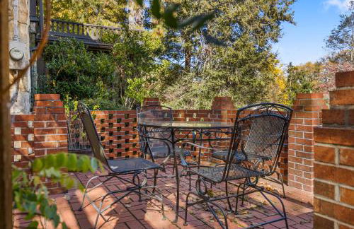 Stylish Mountain Retreat with Sunroom and Pergola - Foto 77