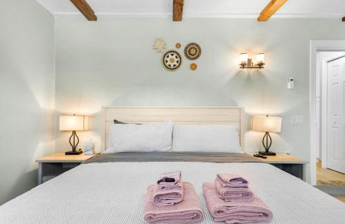 Boho Tiki Villa w Heated Saltwater Pool, King Beds & 6TVs - Photo 40