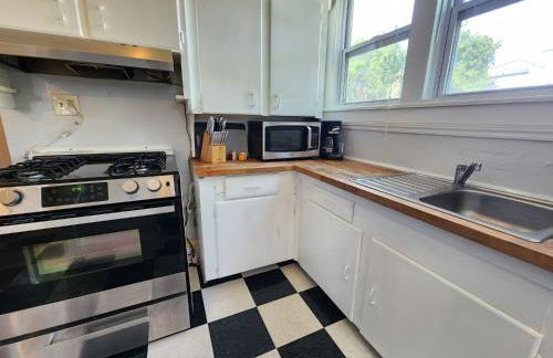 Cozy Vintage Bungalow @Mills50 District - Photo 9