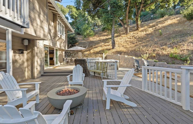 Hidden Oaks Farmhouse by Avantstay Hot Tub, Deck - Foto 4