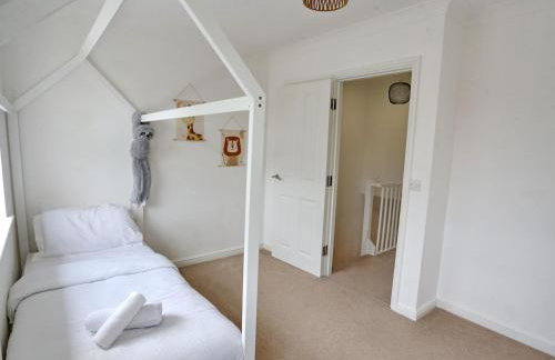 3Bed Manchester Home · Parking · Near AO Arena - Pass the Keys - Photo 27