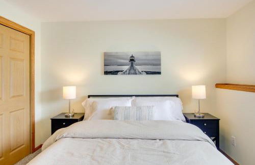 Bright Little Chute Condo with Deck and Yard! - Foto 20