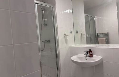 Modern 2 bed 2 bath Flat Close to Train station - Foto 6