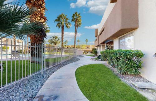 Stylish, Dog-Friendly Condo with Grill, shared Pool and Spa - Close to Downtown - Foto 21