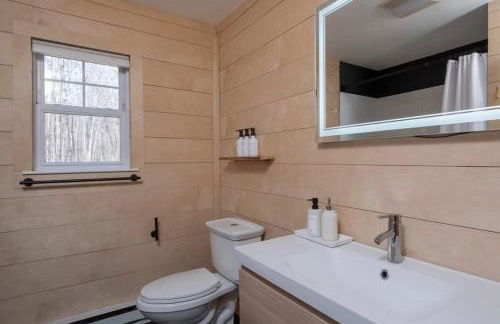 Chic Cabin with Hot Tub and Fire Pit - Foto 7