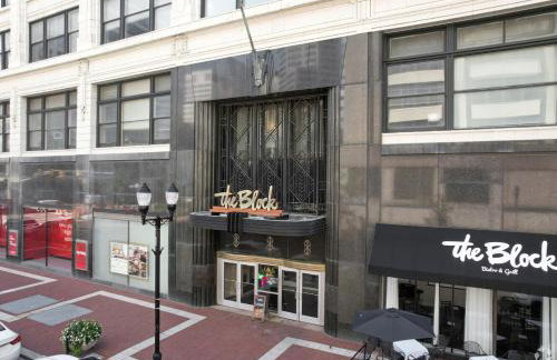 #2 Downtown Free Parking- Walk to Gainbridge, Lucas Oil, Conv Cntr - Foto 19