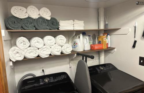 Riverfront getaway with sauna near mountains and hiking - Foto 44