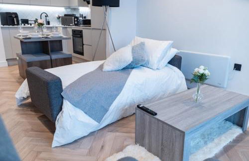 Luxury 2 Bed Apartment, with a balcony city & canal view in Manchester City Centre! - Foto 42