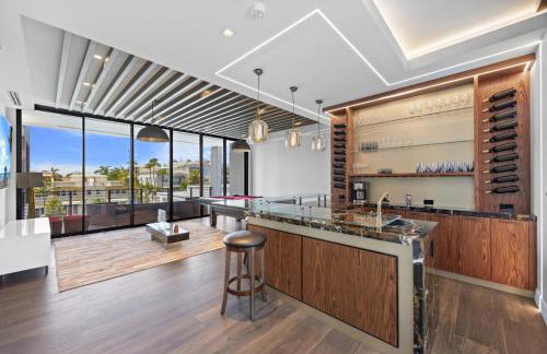 Three Story Waterfront Villa with Basketball and Mini Golf - Foto 14