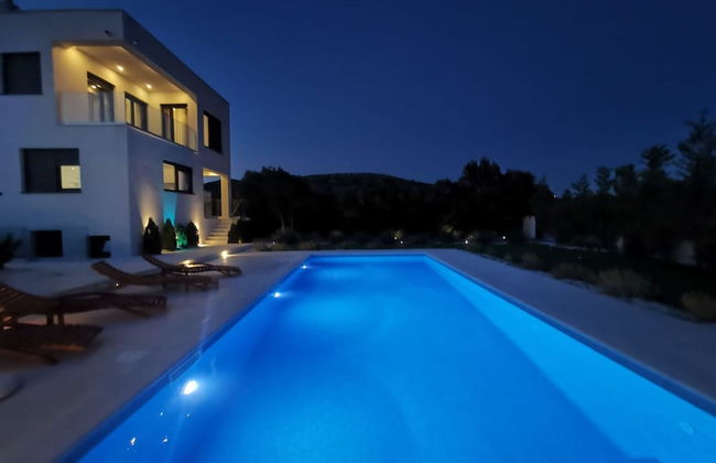 Modern Villa With Private Heated Pool and Lounge Area for a Relaxing Stay - Foto 18