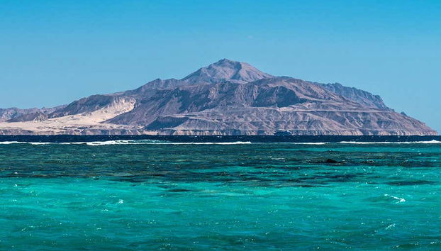 Vista sulle montagne e sulle acque limpide dell'isola di Tiran