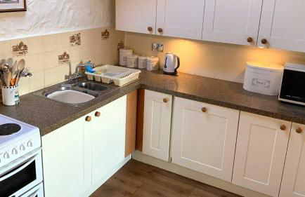 Cider Cottage - 3 Bedroom - Onsite Parking - Photo 13