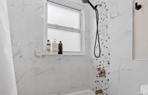 Beautifully Renovated 6BR 2BA 2 Blocks to Beach - Foto 19