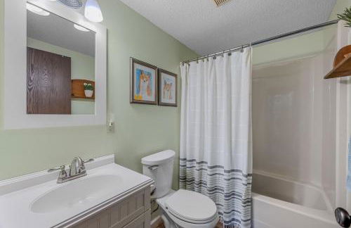 Fox Hollow - Hot Tub, Wifi, Pet Friendly, Screen Porch, Deck, Recreation Center, Pool Access, Golf Nearby, Hiking, Grill, Fireplace, King Bed - Foto 45