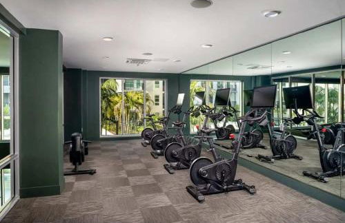 Luxe Deco Haven with Pool, Gym & Parking Close to Disneyland - Foto 19