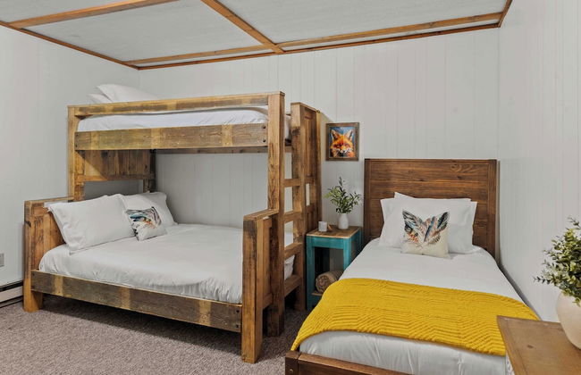 Summit Shores Tranquil Escape Designed for Groups w/ Hot Tub, Fire Pit + Game Room - Foto 25