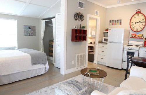 Cozy Apartment Overlooking Downtown and Park NO KIDS, NO PETS - Photo 16