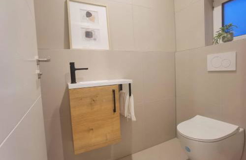 Modernes Neubauhaus ca 200 qm Nähe vom Flughafen - Foto 23