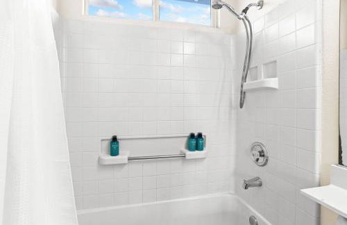 Remodeled 3B2B Bright House with a King Suite - Foto 30