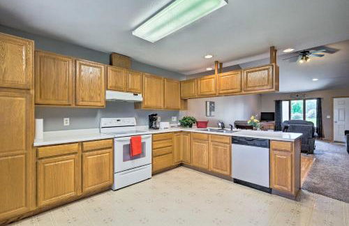 Elwood Townhome with Patio - 7 Mi to Johnson Lake - Foto 10