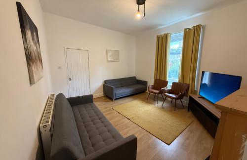 Central 3BR Home - Huddersfield Serviced Accomodation - Walk to Station & Town - Business Travellers - Families - Students - Photo 2