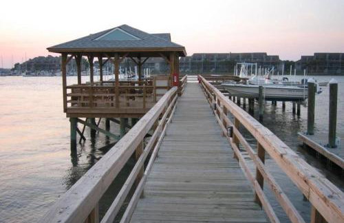 Water's Edge 103 - Bright 3BR/3BA Townhome - Pool - Fishing Dock - Foto 10