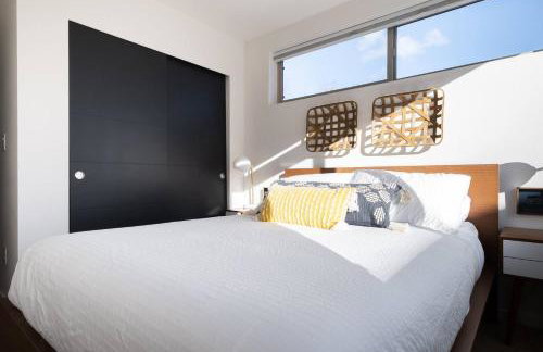 Walk to Restaurants from a Designer Cap Hill Home - Foto 11