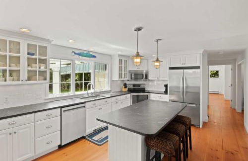 3 Bicycles Provided! Cape Cod Cottage with Deck - Foto 14