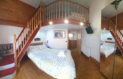FREE DOG STAY - LARGE APARTMENT - FREE PUBLIC PARKING BEDROOM TV, WALK in SHOWER - FULL Kitchen - NETFLIX - Super Fast WiFi - DVD's-Welcome Tray - No Deposits - Just Meters from Gavin n Stacey Film House - Foto 4