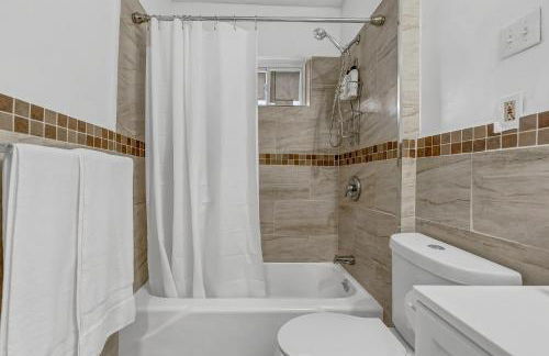 Renovated Main Floor Large 3 Bed House - Photo 22