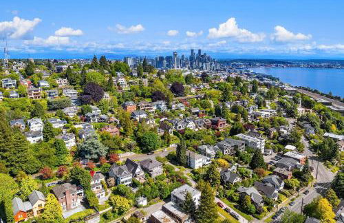 Modern Queen Anne Home with Stunning Water Views - Foto 48