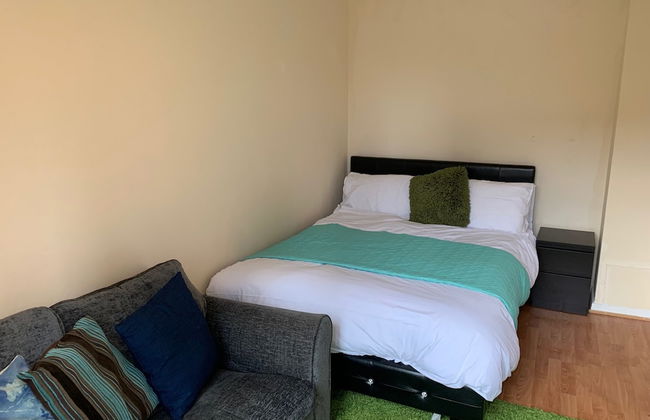 New Cross Mews 4 Bedroom 2 Bathrooms Fast Wifi Parking Sleeps up to 12 - Photo 6