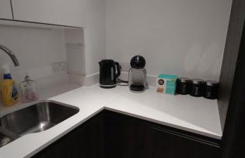 Bee City Cosy Stay - Near Train Stations and Shopping Centre with Paid Private Parking, 500Mbps Internet and Netflix - Foto 11