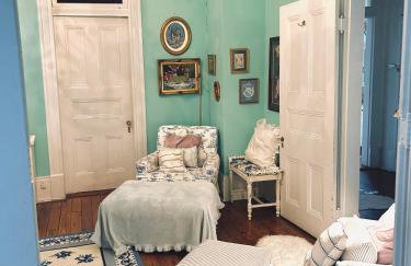 4BR 3 BA HUGE, Balcony, Cemetery, Streetcar sleeps 8! - Photo 28