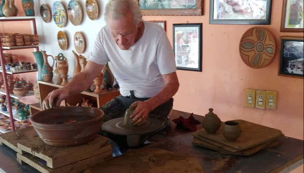 Un alfarero en un taller de Trinidad