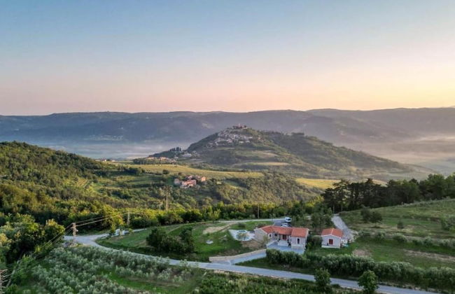 Modern Villa With Swimming Pool and Garden - Photo 1