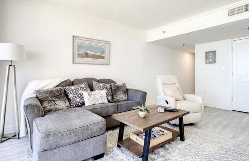 Oceanfront Sunrise Overlooking Pool Walk to shopping dining Sunrise 805 - Foto 5