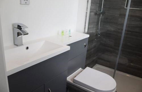 Spacious 2 Bedroom Home Next To Queen Victoria Hospital - Photo 8