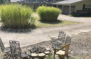 Peaceful Cabin Getaway Overlooking Tuscarawas River Valley in New Philadelphia, Ohio - Foto 1