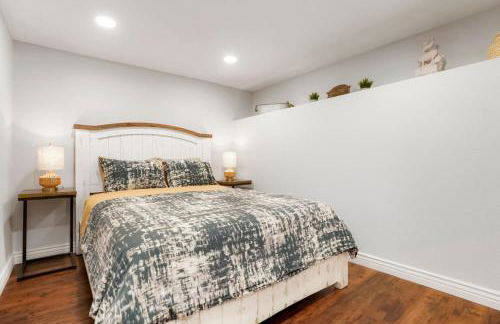 One of a Kind Home with HOT TUB Pool Table and Fire Pit 4 Miles to DT - Foto 15