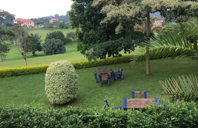 Captivating 3-bed Villa - Photo 34