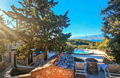 Cozy Home In Postira With Wifi - Photo 2