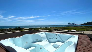 Jacuzzi Privativa com Vista Deslumbrante do Mar - Foto 2