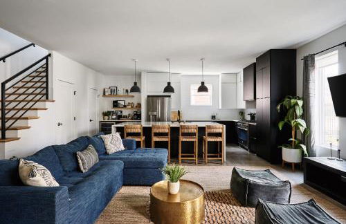 Stylish 3 Bed Retreat, Rooftop, Parking, Sleeps 10, Ensuite Baths, Bunk Room, Gourmet Kitchen, Cozy Living Space, Rooftop Views & Fire Table, Near Downtown, Distilleries & Marathon Village, 24 Hr Hospitality - Foto 10