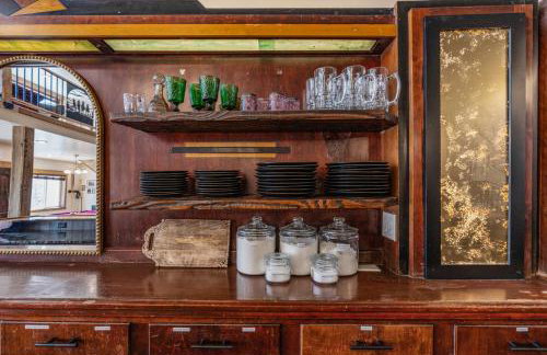 Historic Yellowstone Saloon - Foto 73