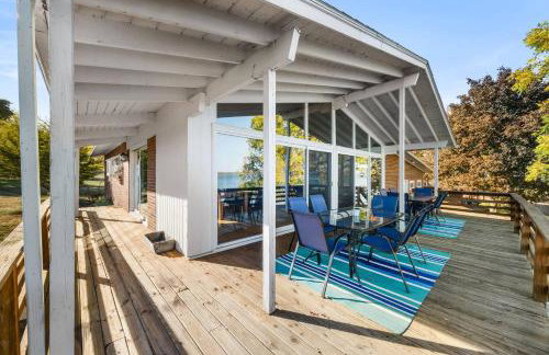 Waterfront retreat w/ wraparound deck & BBQ - Foto 28