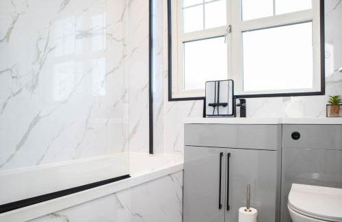 Big 4-Bed House in Haydock Ideal for Work Crews - Foto 26