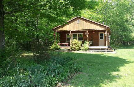 Charming Cabin Rental with Private Front Deck near Bangor, Maine - Foto 1