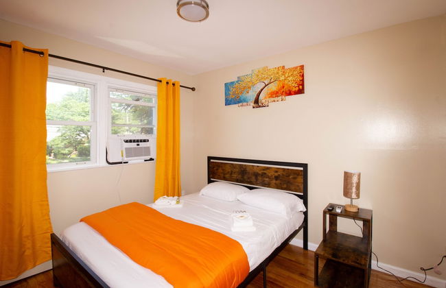 Cheerful & Beautiful 3-Bedroom Ranch - Photo 18