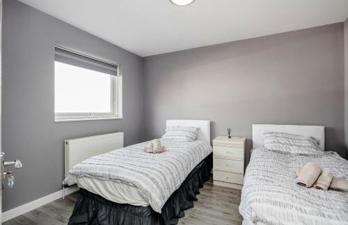 Remaj Serviced Accommodation, sleeps 7 & free parking - Foto 16